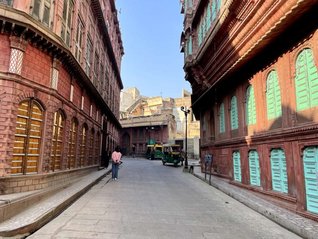 Overview of Rampuria Haveli